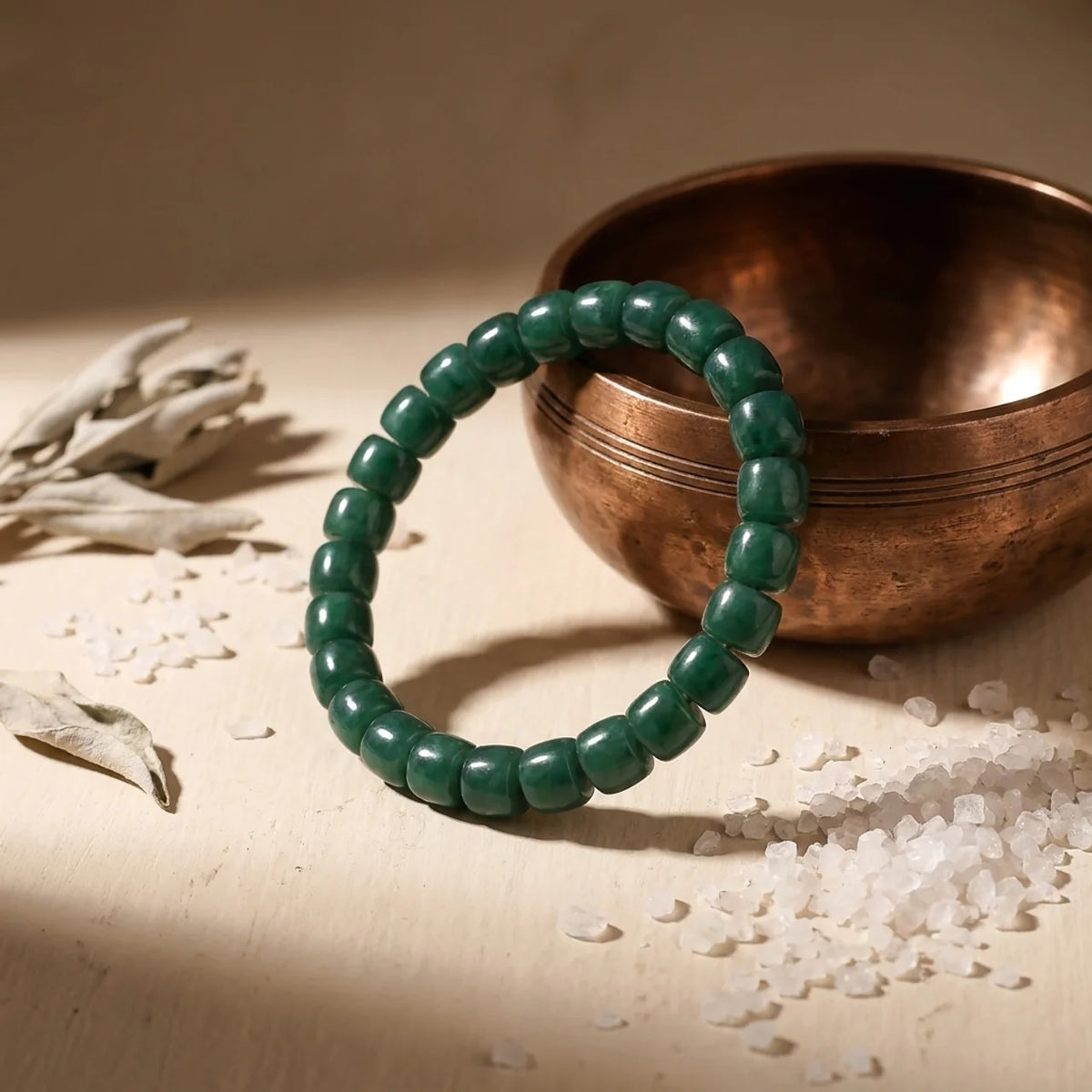Bracelet en perles tonneau de jade bleu du Guatemala