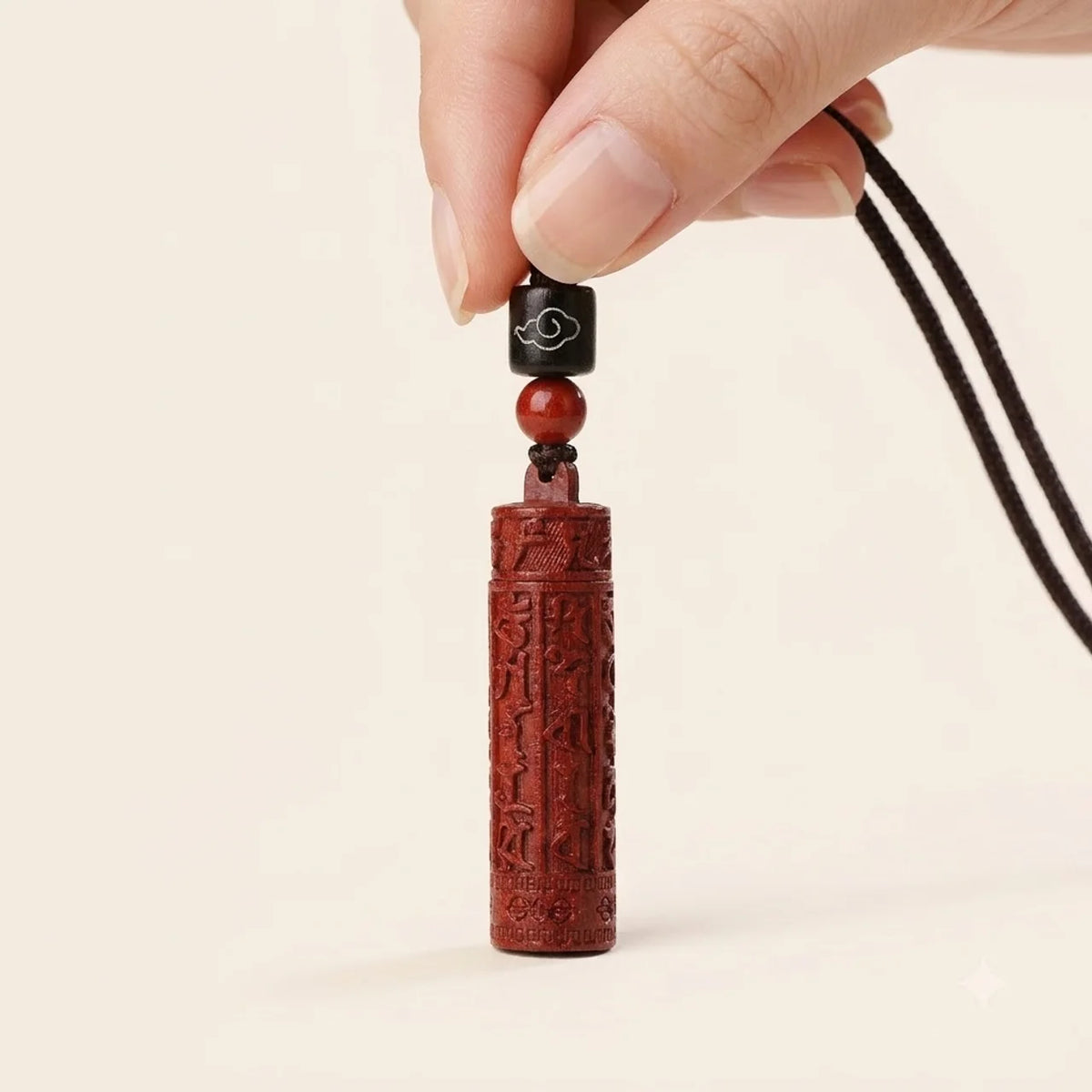 Collier avec pendentif mantra sculpté en cinabre