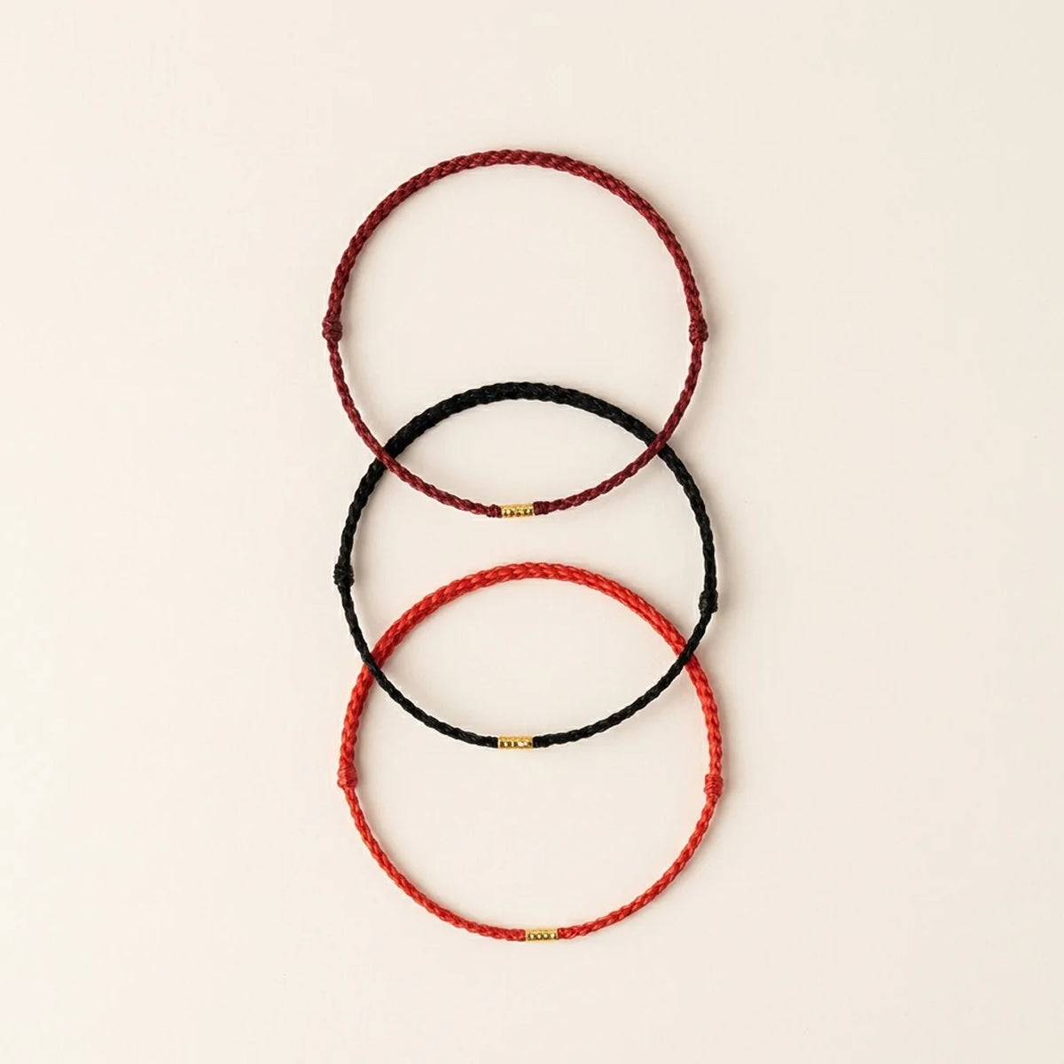 Bracelet / Bracelet de Cheville Fil Rouge Tressé à Perle Dorée