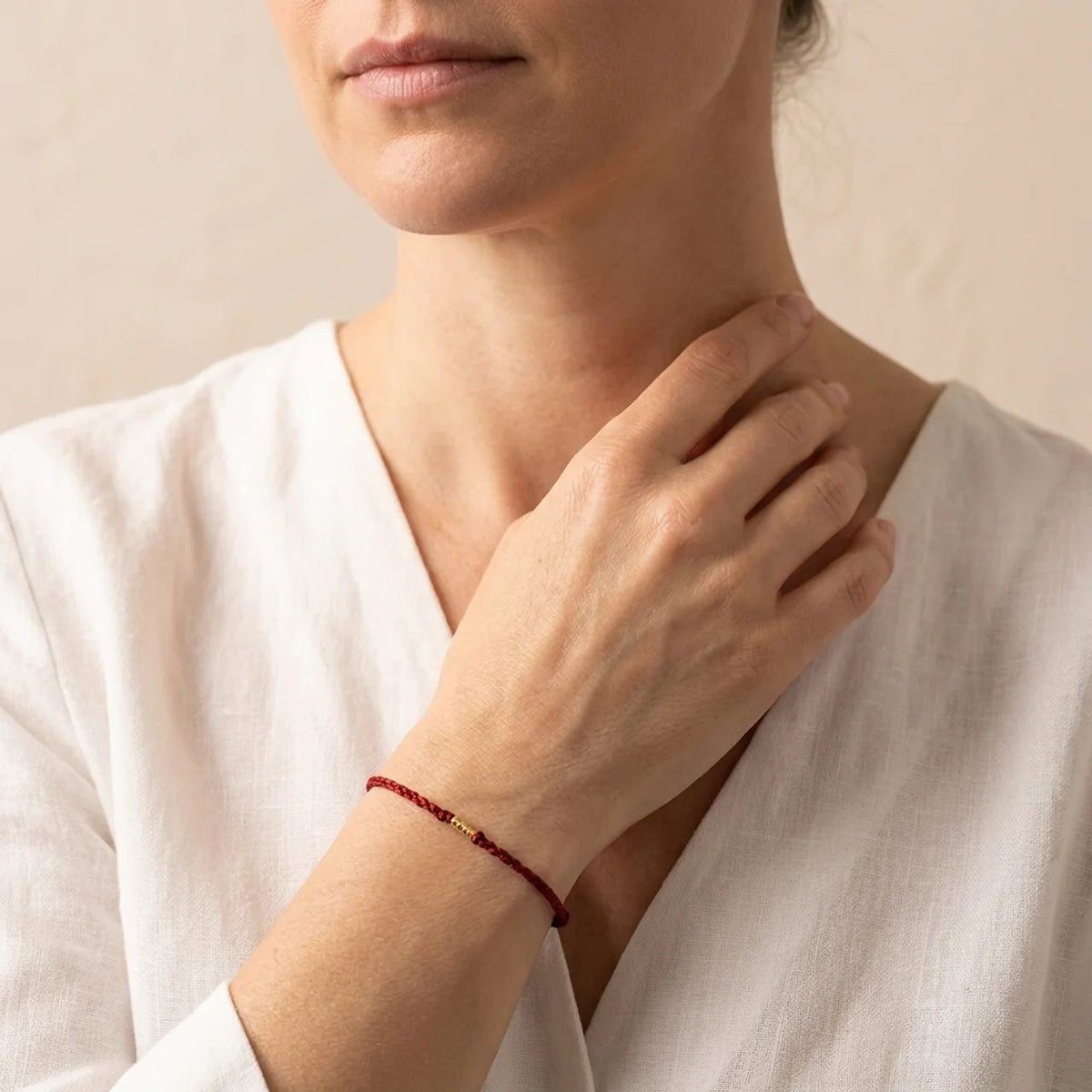Bracelet / Bracelet de Cheville Fil Rouge Tressé à Perle Dorée
