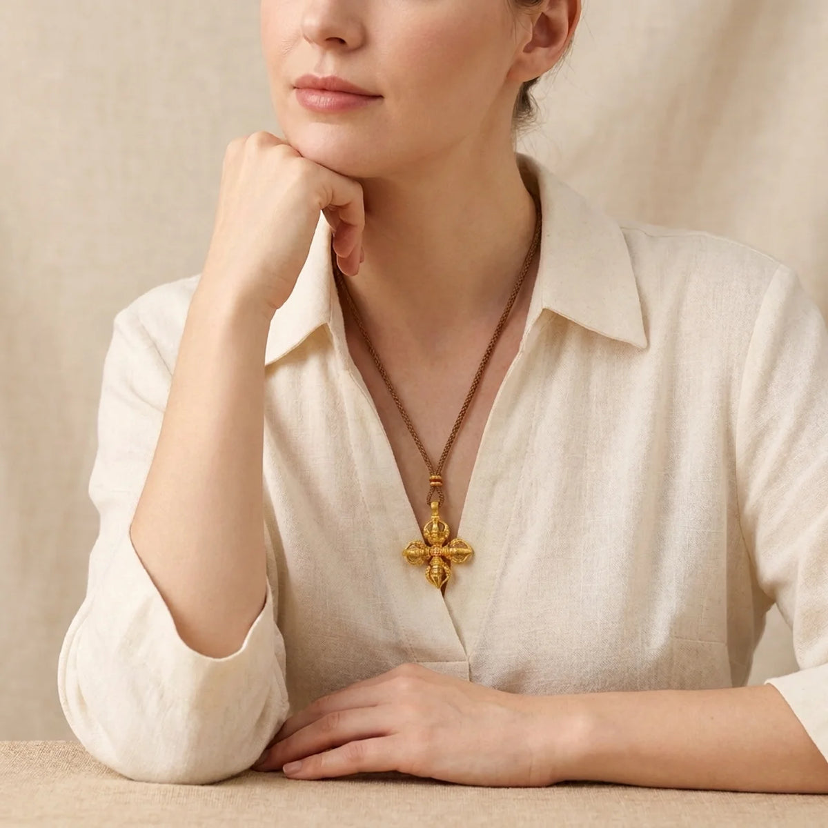 Halsband med korsad Vajra Dorje i guldfärgad finish