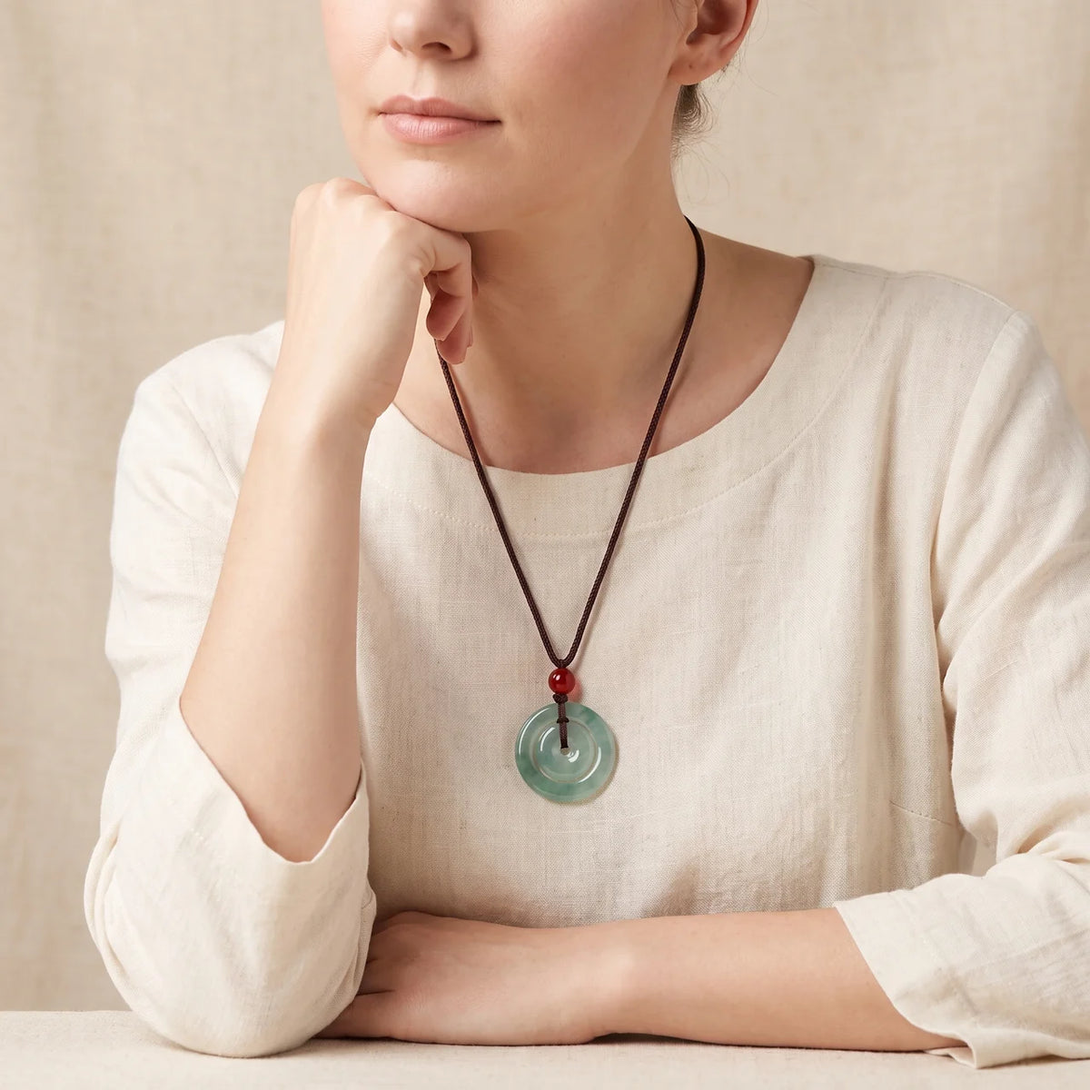 Collier à double boucle de la paix en jade vert