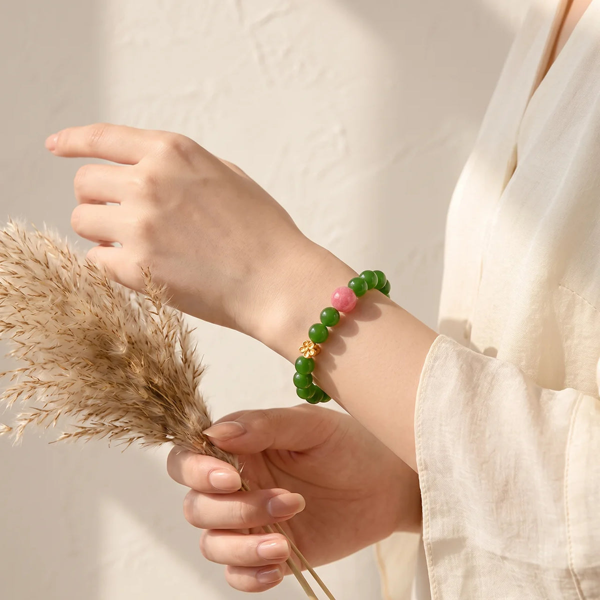 Bracelet en calcédoine verte et rose avec breloque