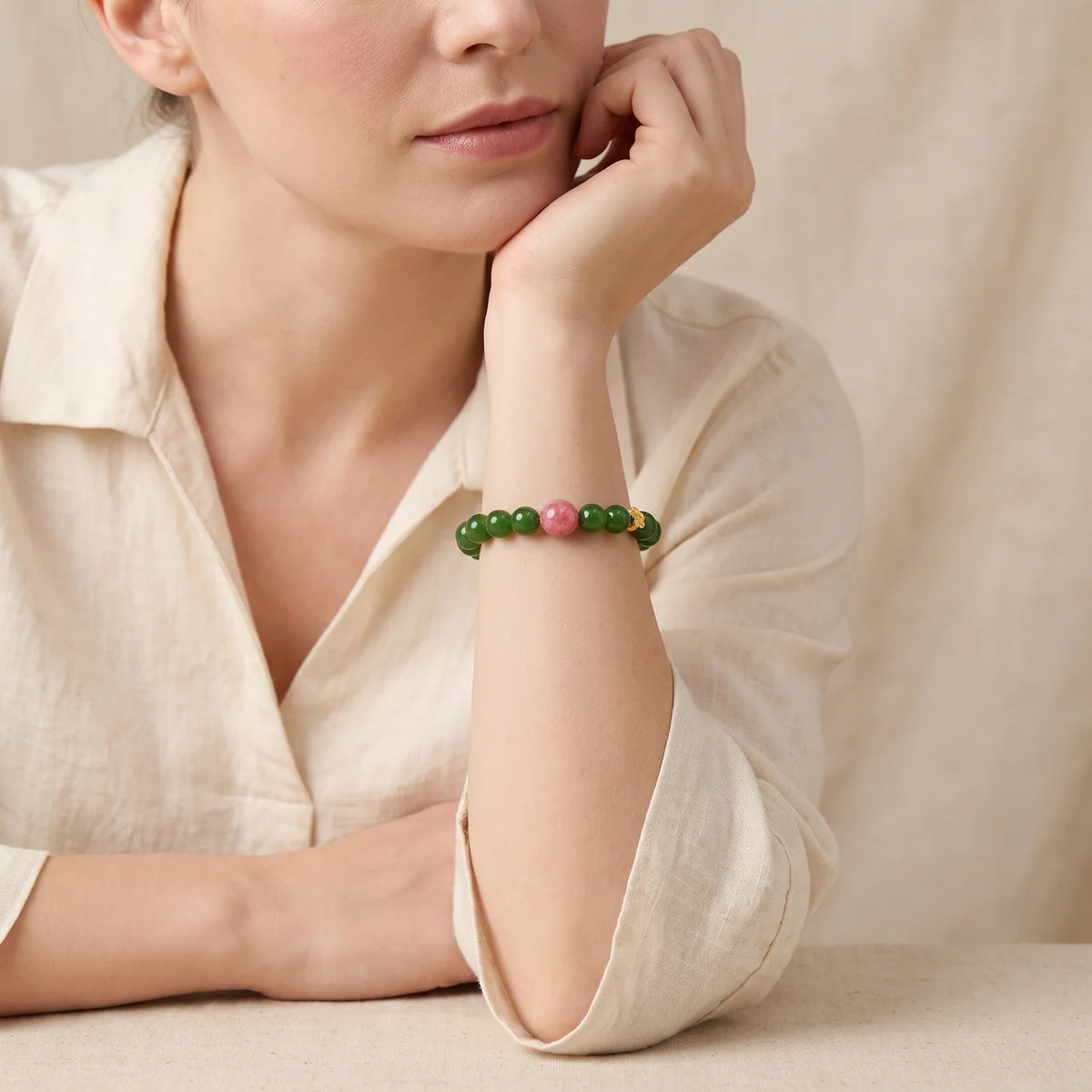 Bracelet en calcédoine verte et rose avec breloque