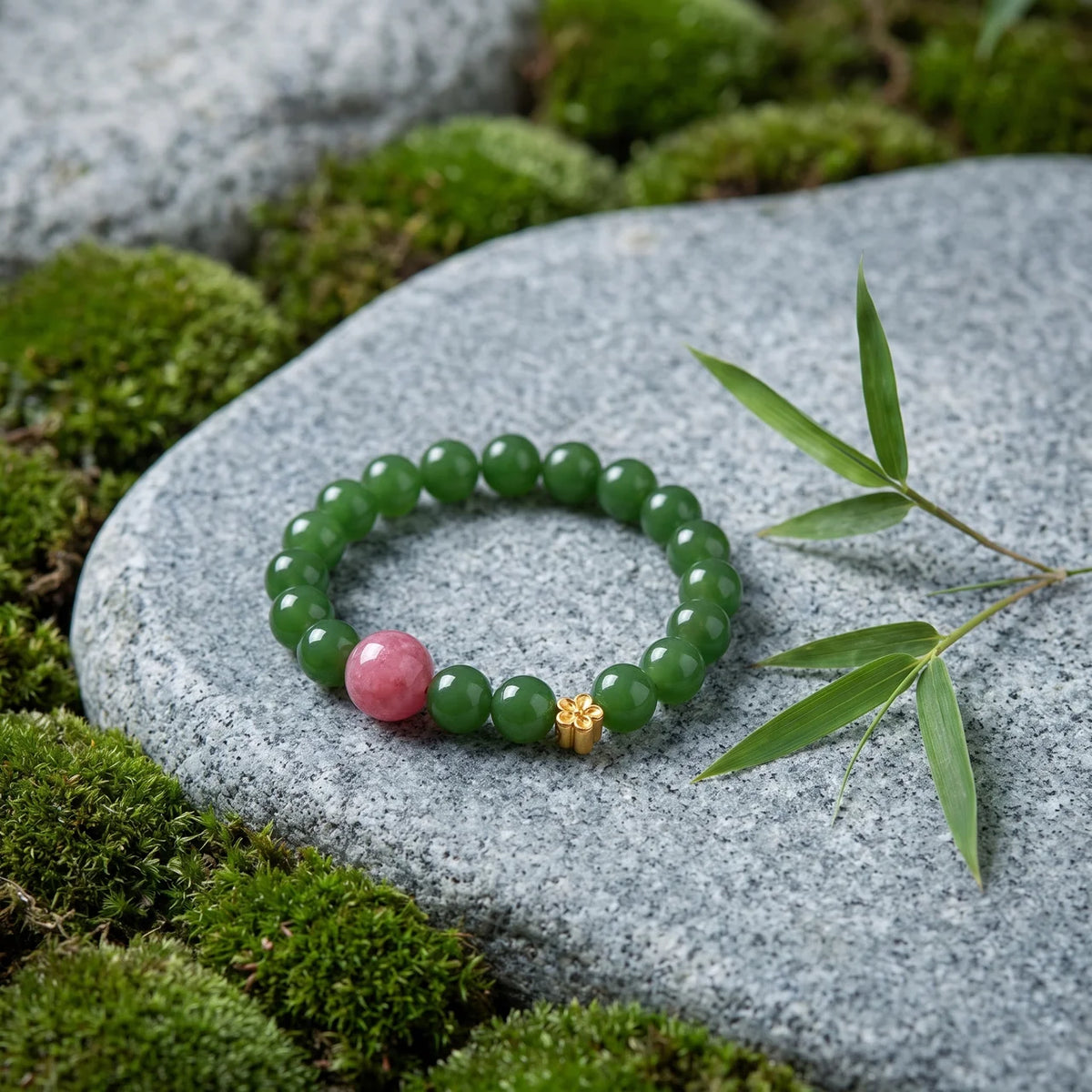 Bracelet en calcédoine verte et rose avec breloque
