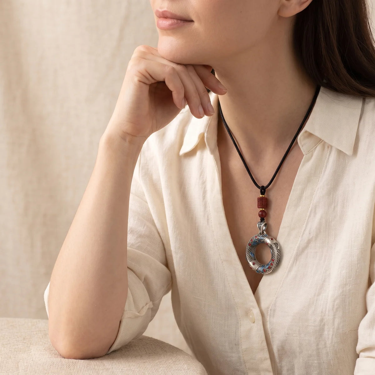 Collier avec pendentif disque de paix et poisson koï