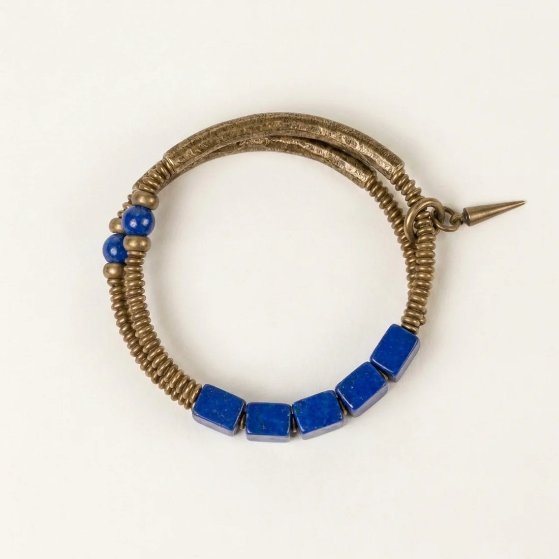 Bracelet en lapis-lazuli avec plaques de laiton martelé