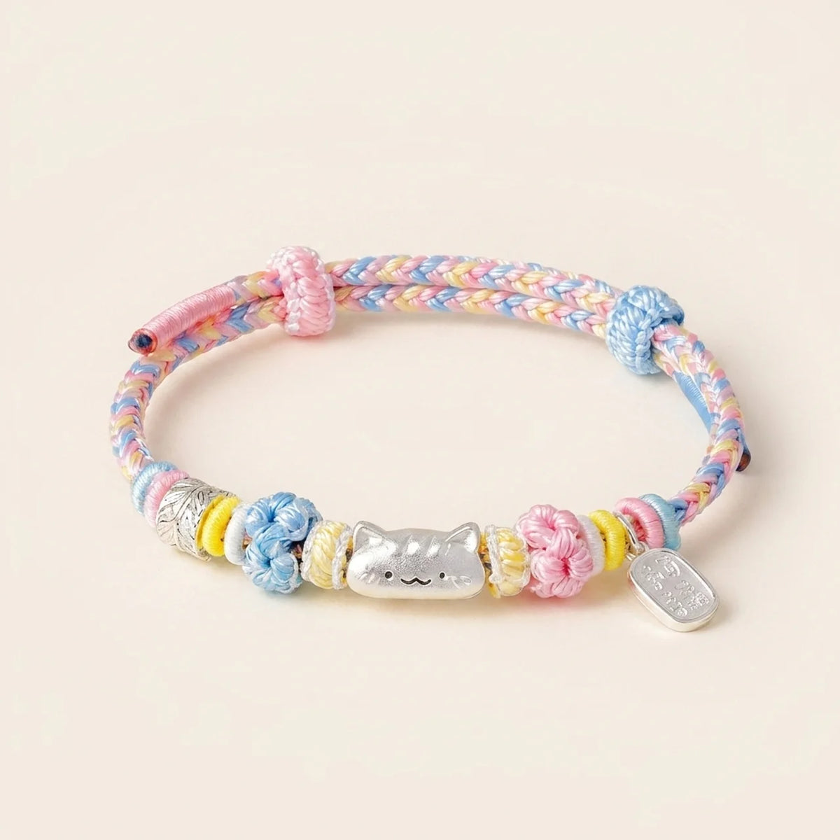 Bracelet à cordon pastel tressé avec chat porte-bonheur