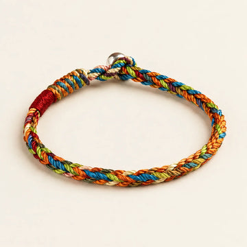 Flerfärgat flätat armband med lyckoknut