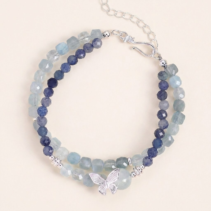 Bracelet naturel en perles de cristal avec papillon