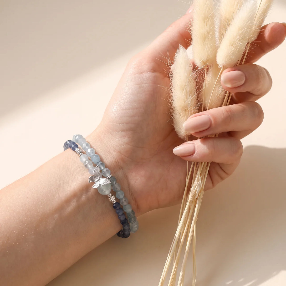 Bracelet naturel en perles de cristal avec papillon