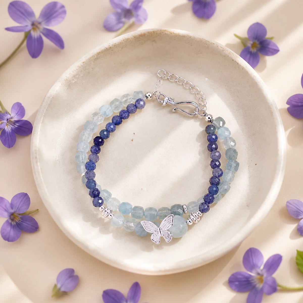 Bracelet naturel en perles de cristal avec papillon