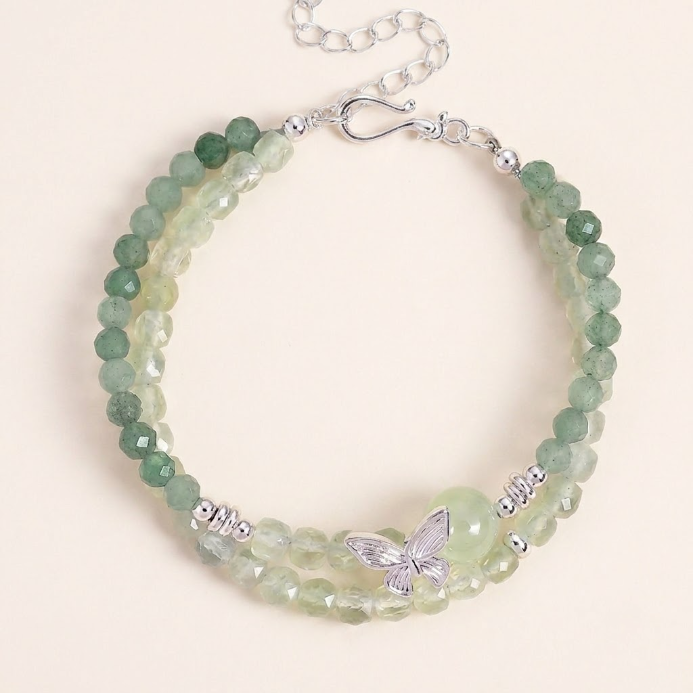 Bracelet naturel en perles de cristal avec papillon