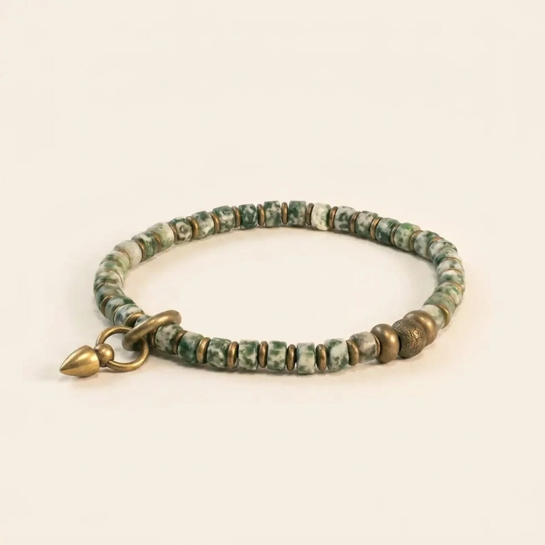 Bracelet en perles de pierre verte naturelle avec breloque
