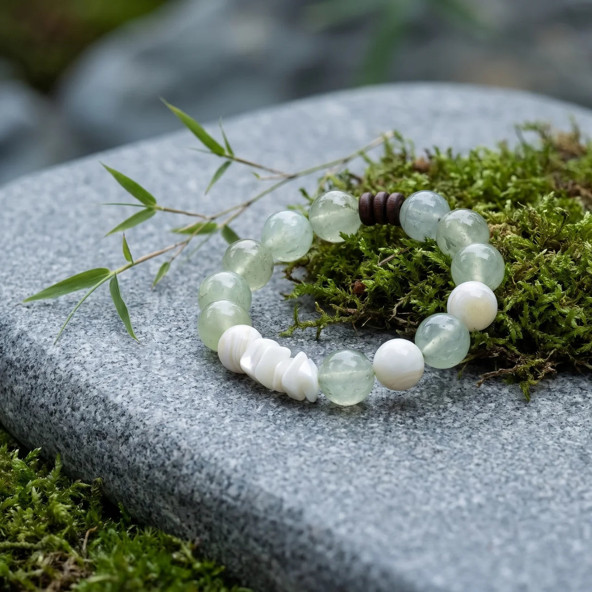 Bracelet naturel en perles de préhnite et coquillage