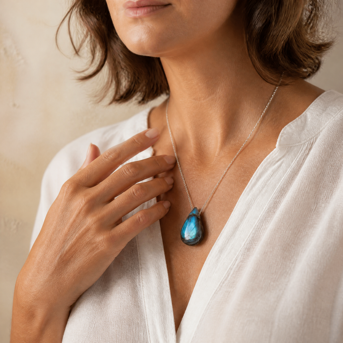 Collier à pendentif goutte en labradorite naturelle
