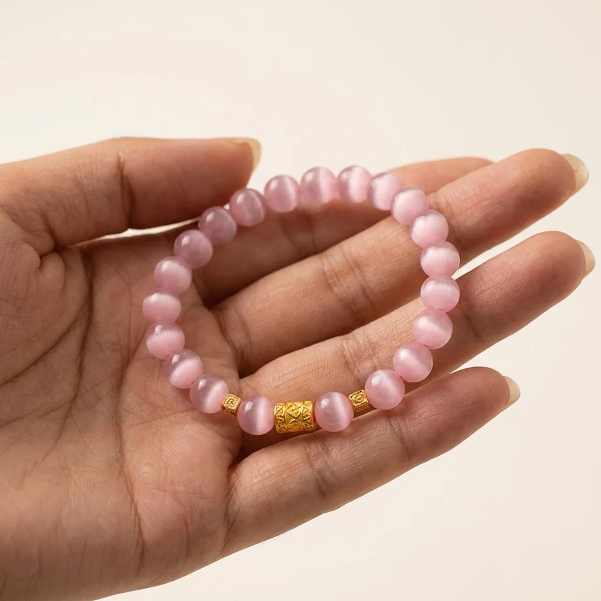 Bracelet en perles d’œil-de-chat rose avec breloque