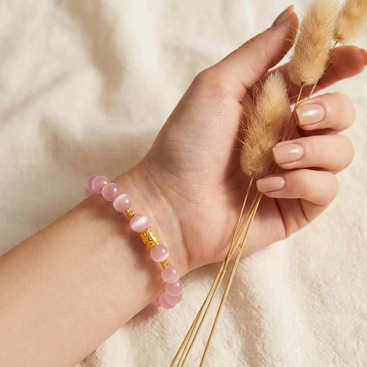 Bracelet en perles d’œil-de-chat rose avec breloque