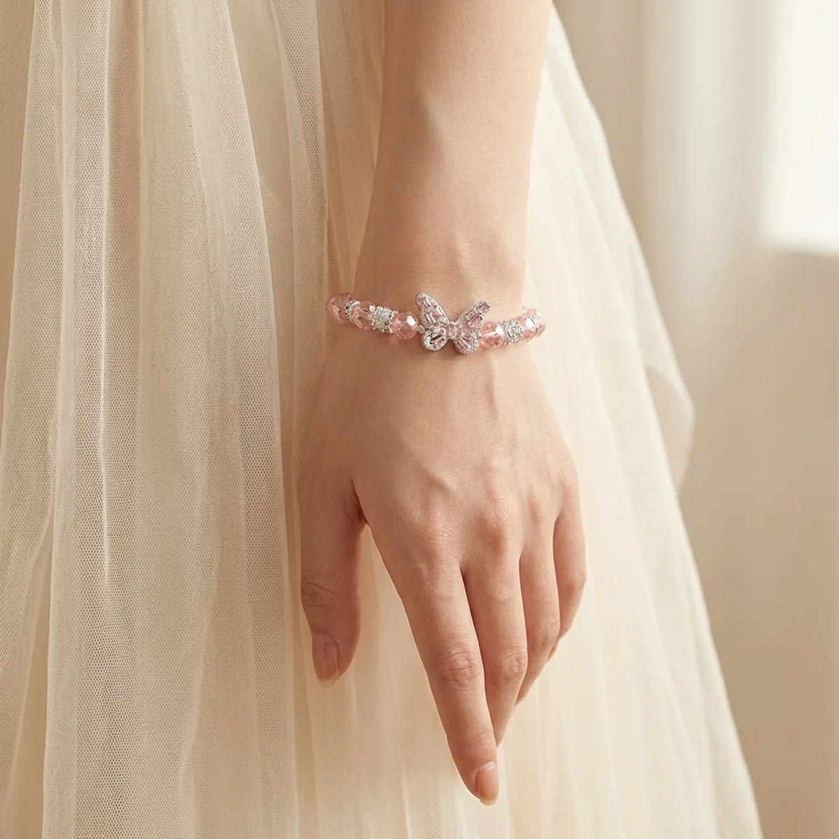 Bracelet en cristal rose avec breloque papillon