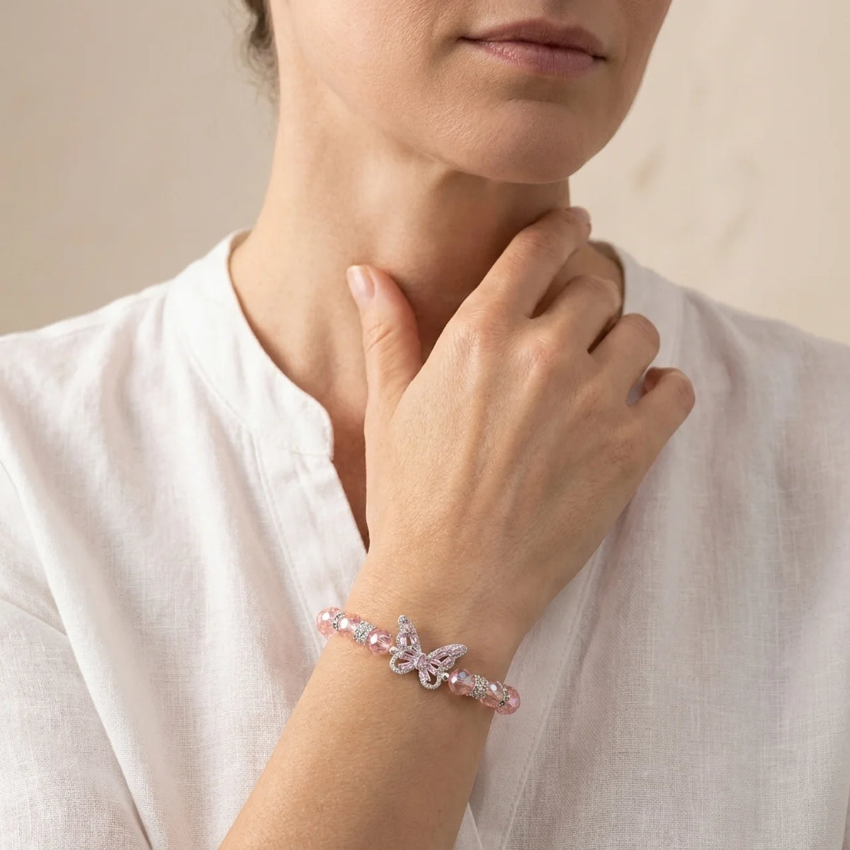 Bracelet en cristal rose avec breloque papillon