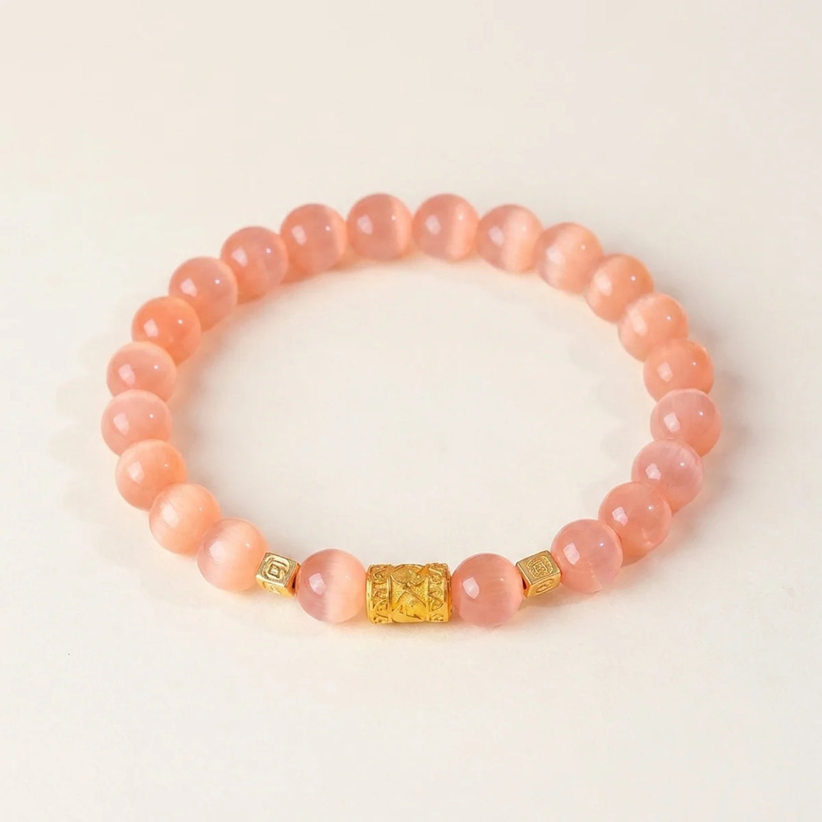 Bracelet en perles d’œil-de-chat rose avec breloque