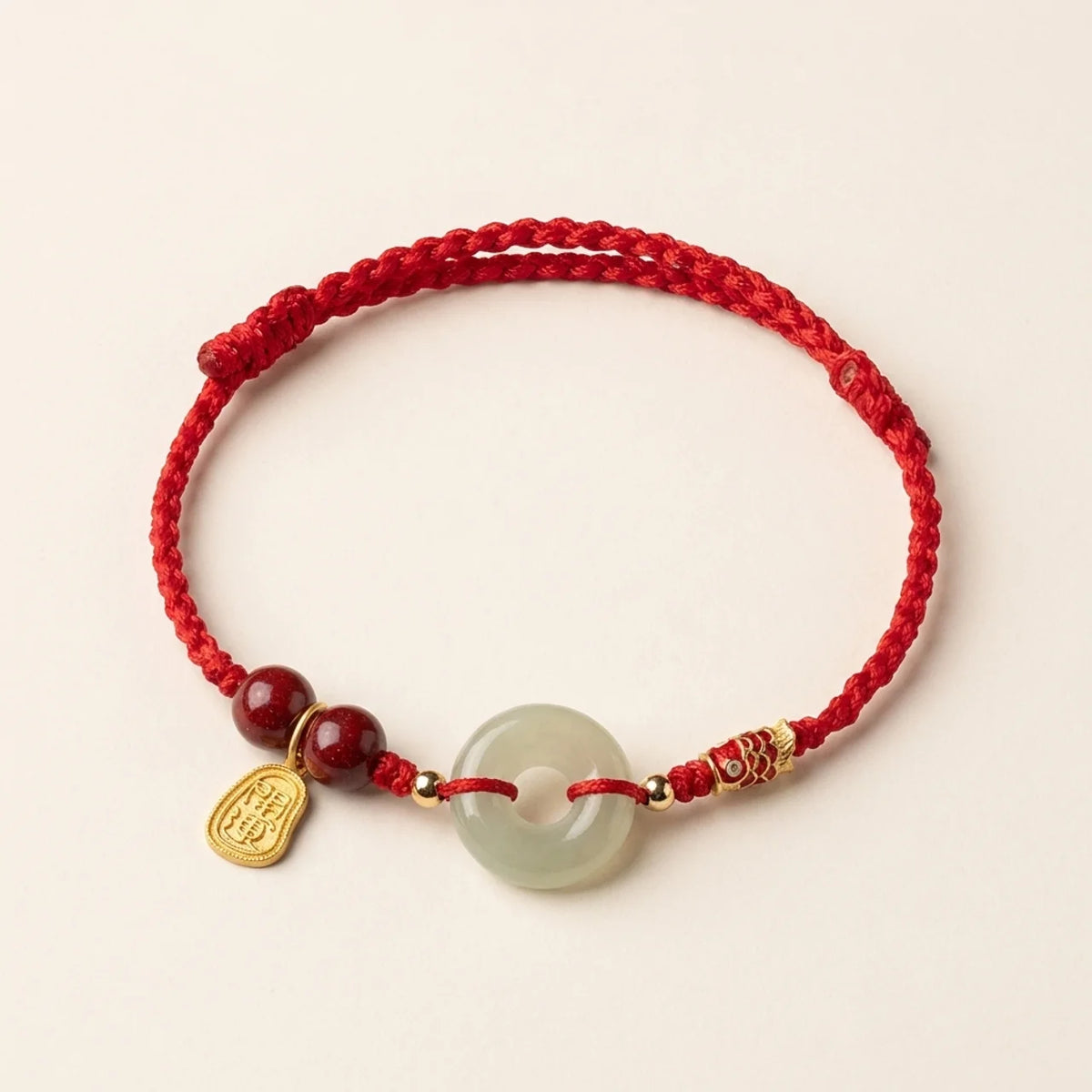 Bracelet en cordon rouge avec jade, carpe koï et pendentif de paix
