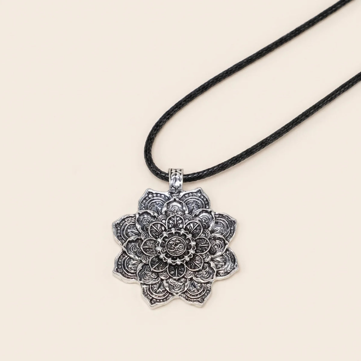 Collier avec pendentif fleur de lotus sacrée