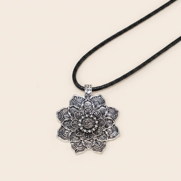 Collier avec pendentif fleur de lotus sacrée