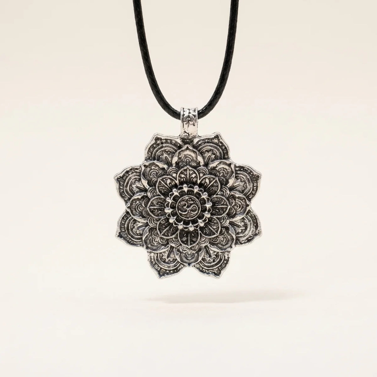 Collier avec pendentif fleur de lotus sacrée
