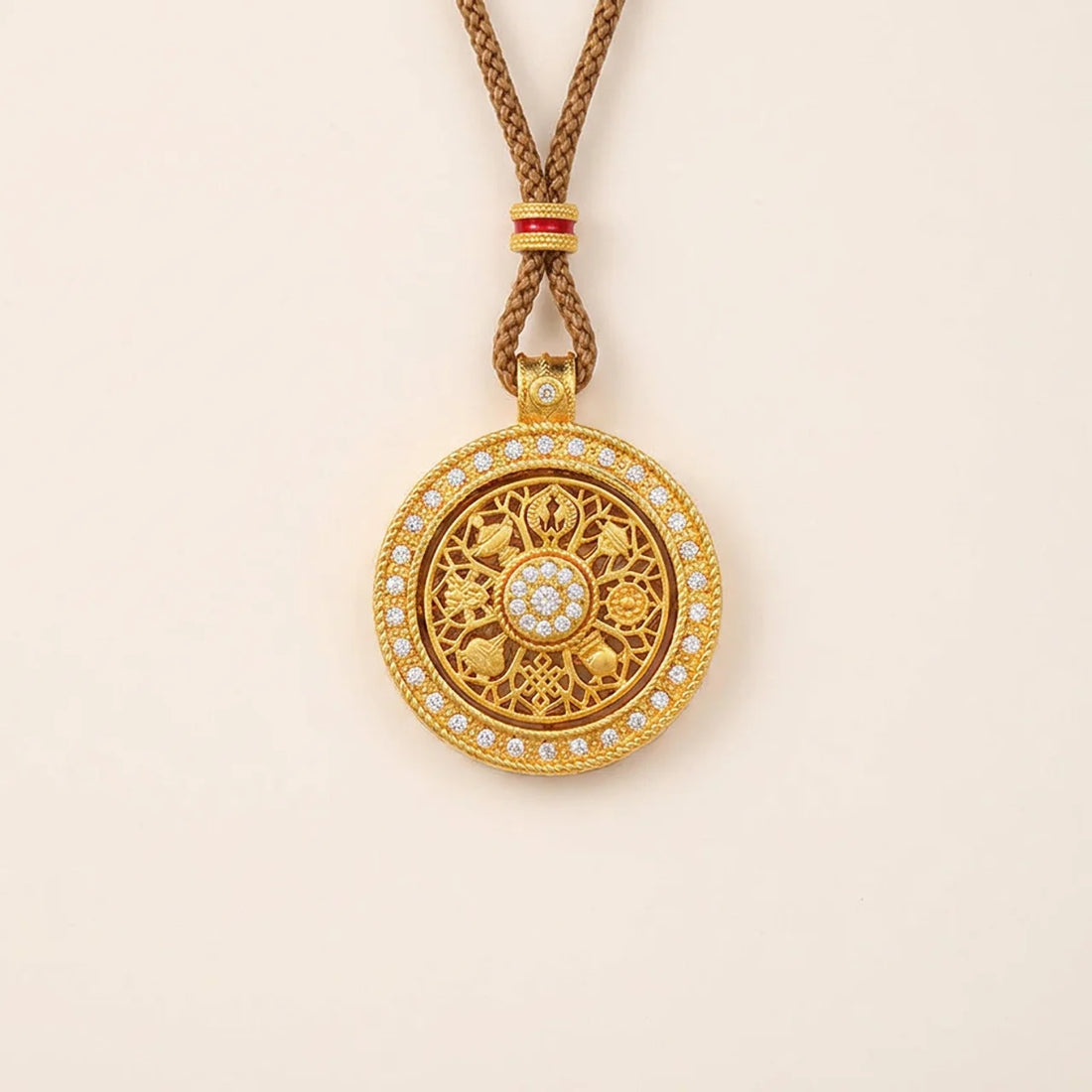 Halsband med roterande buddhistisk kompass