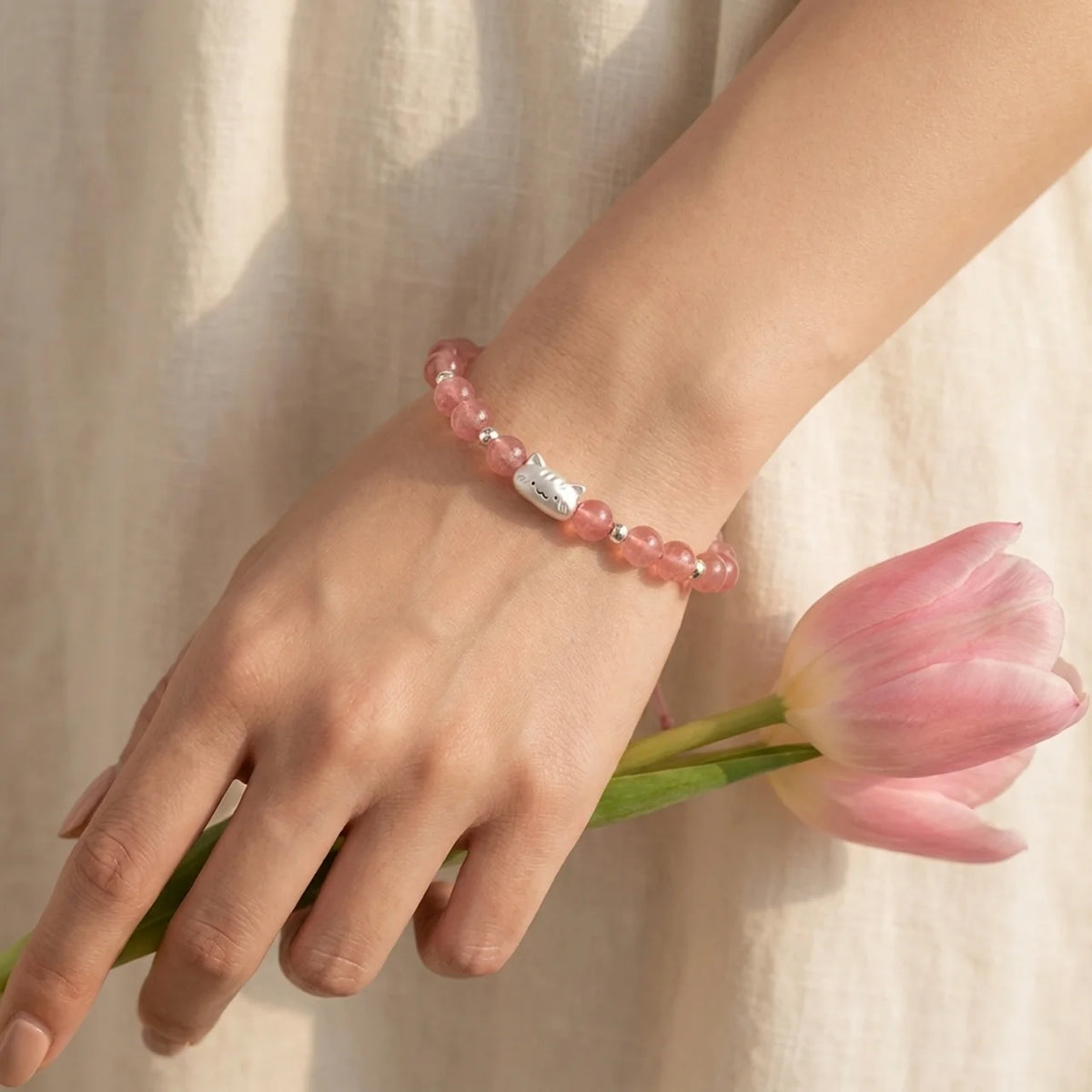 Bracelet en quartz fraise avec breloque chat