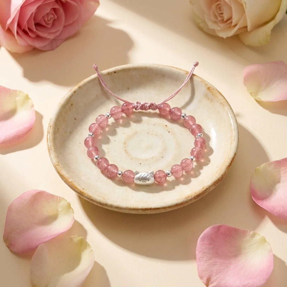Bracelet en quartz fraise avec breloque chat