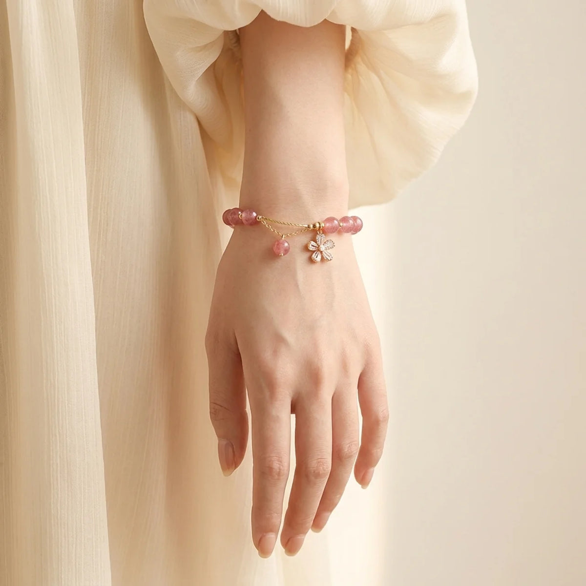 Bracelet en quartz fraise avec breloque florale