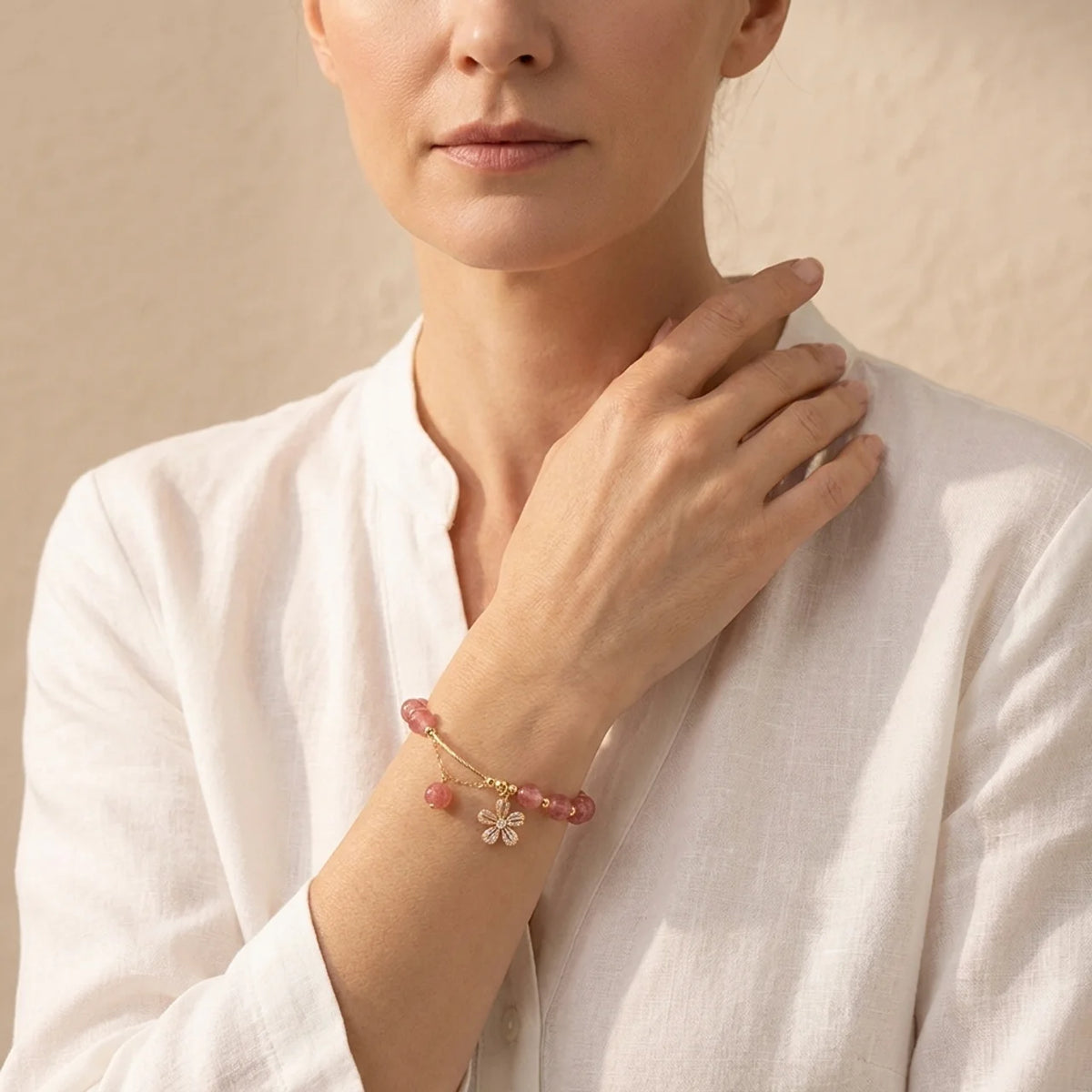 Bracelet en quartz fraise avec breloque florale