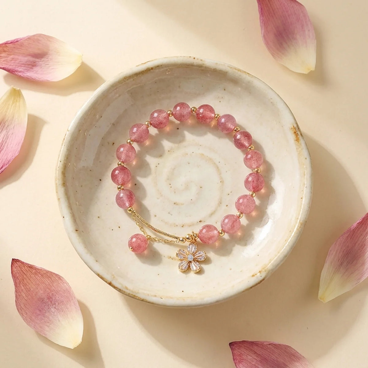 Bracelet en quartz fraise avec breloque florale