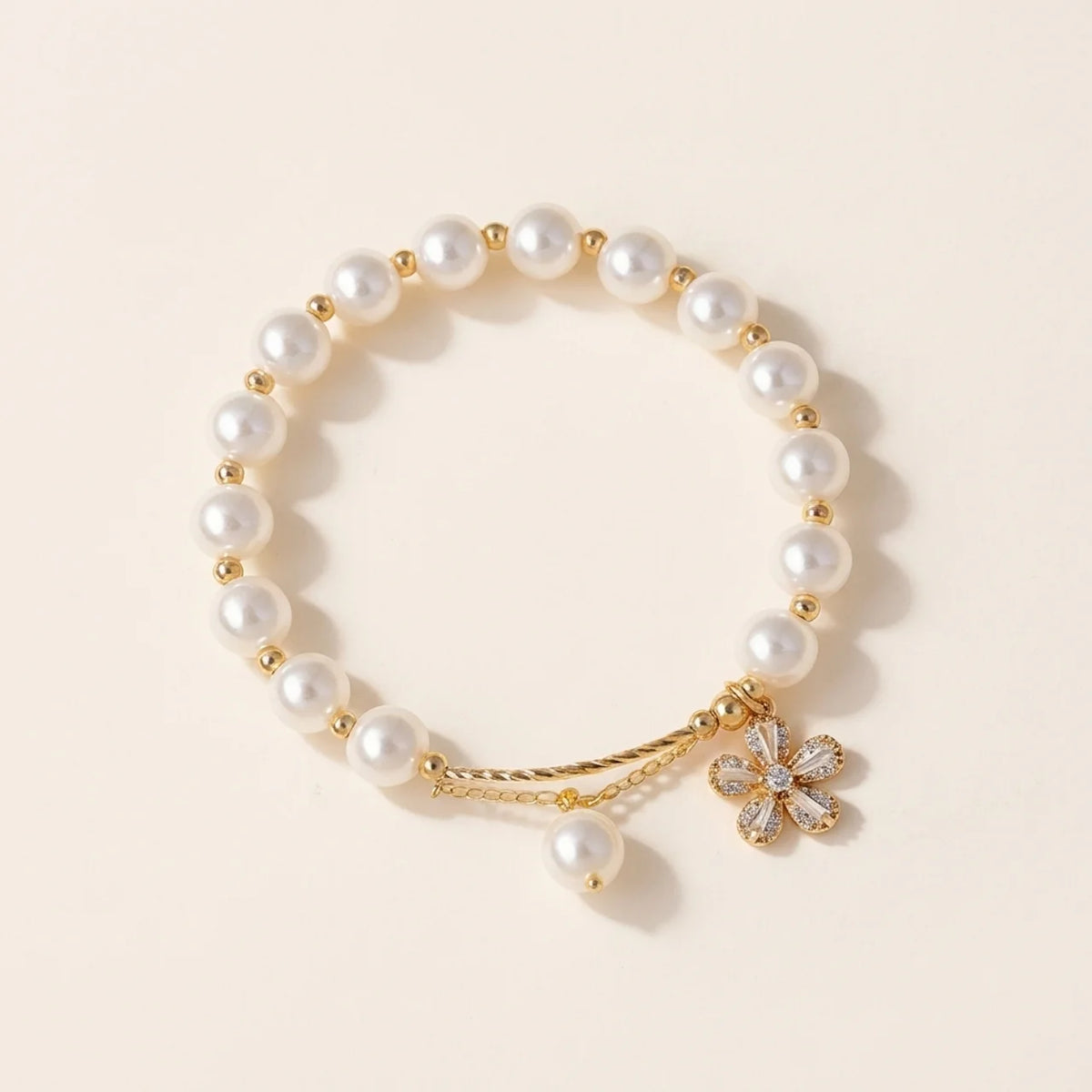 Bracelet en quartz fraise avec breloque florale