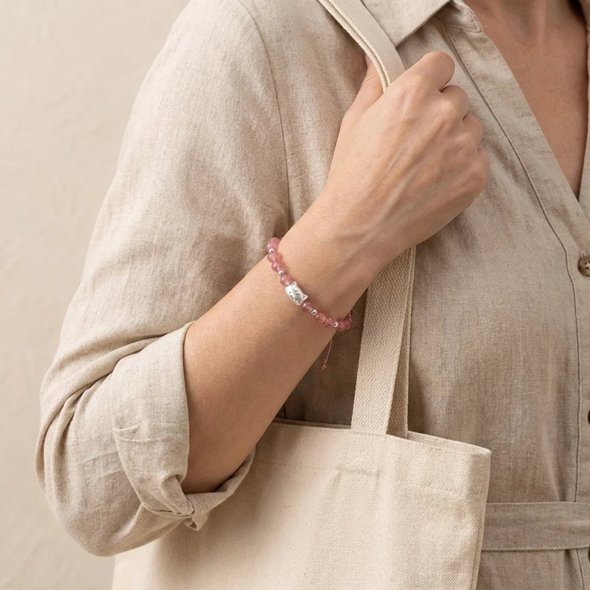 Bracelet en quartz fraise avec breloque chat